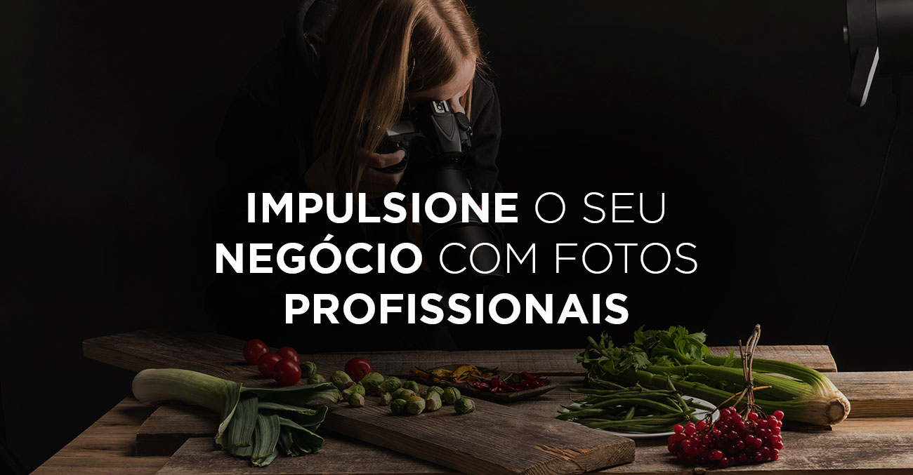 mulher loira tirando foto de legumes com câmera profissional