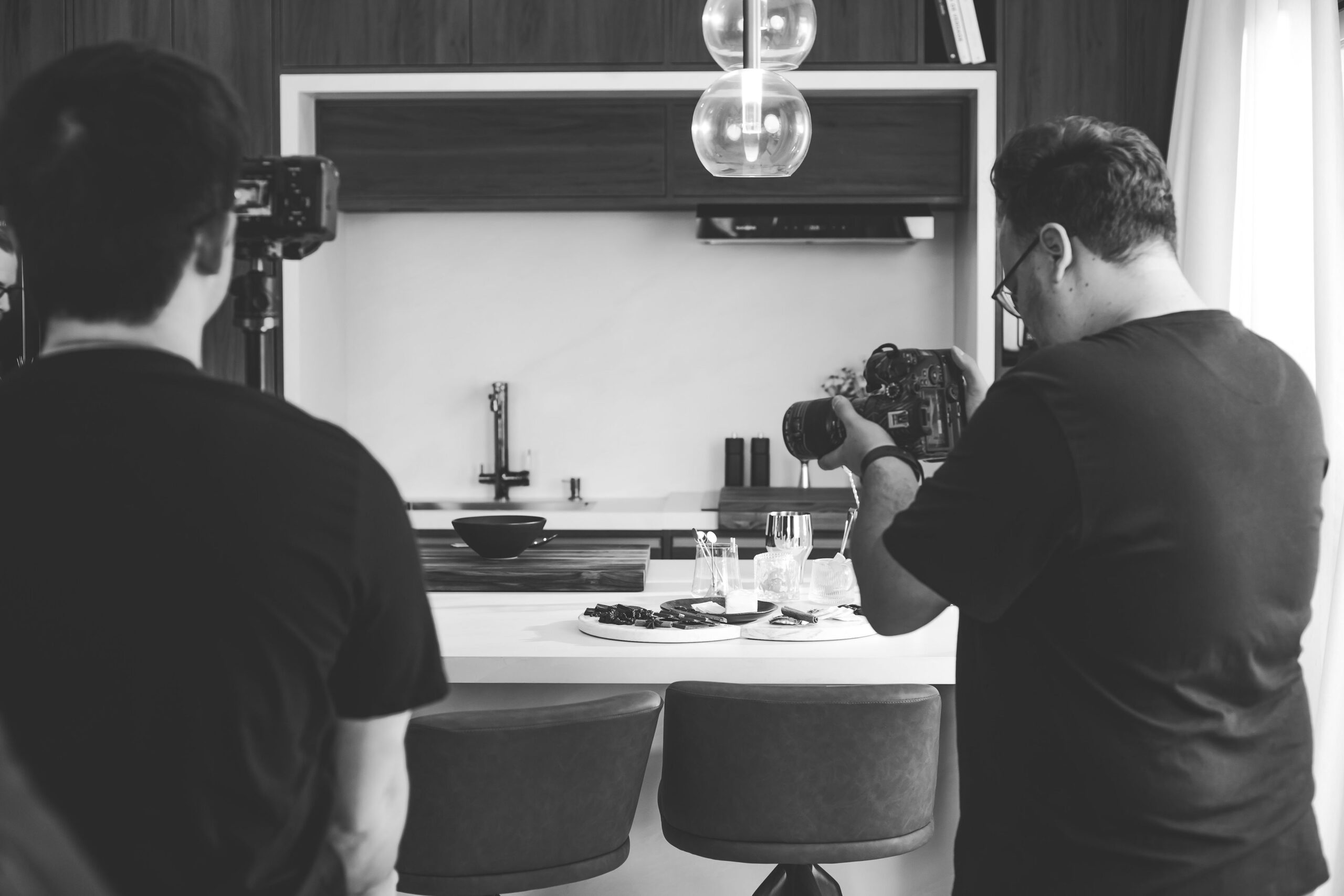 Equipe de produção nos bastidores de uma gravação de vídeo profissional