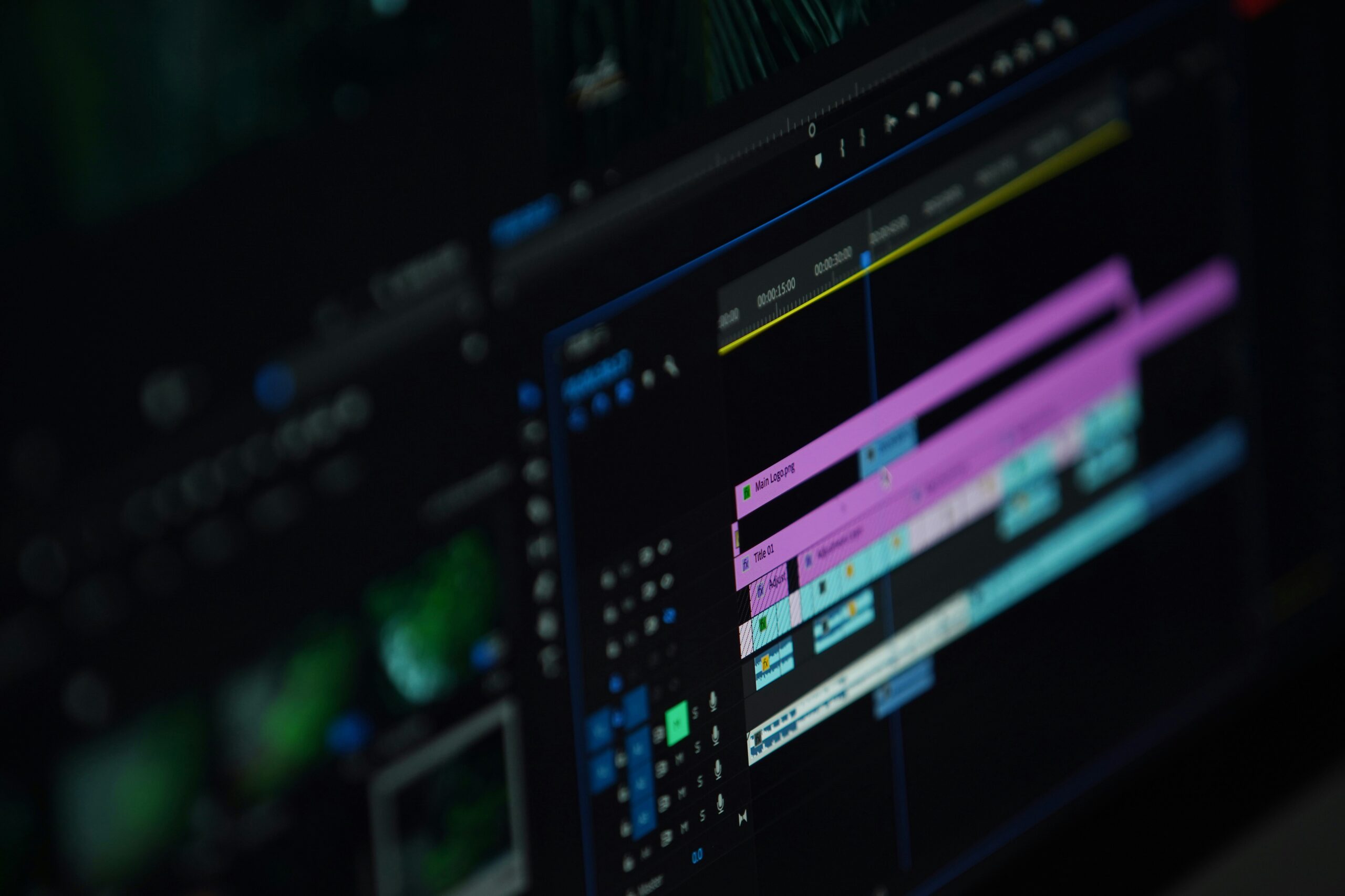 Linha do tempo de software de edição de vídeo com faixas de vídeo, áudio e títulos coloridos