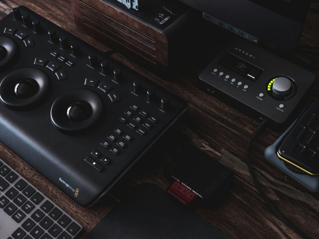 esa de edição de vídeo com console de color grading DaVinci Resolve e interface de áudio em ilha de pós-produção