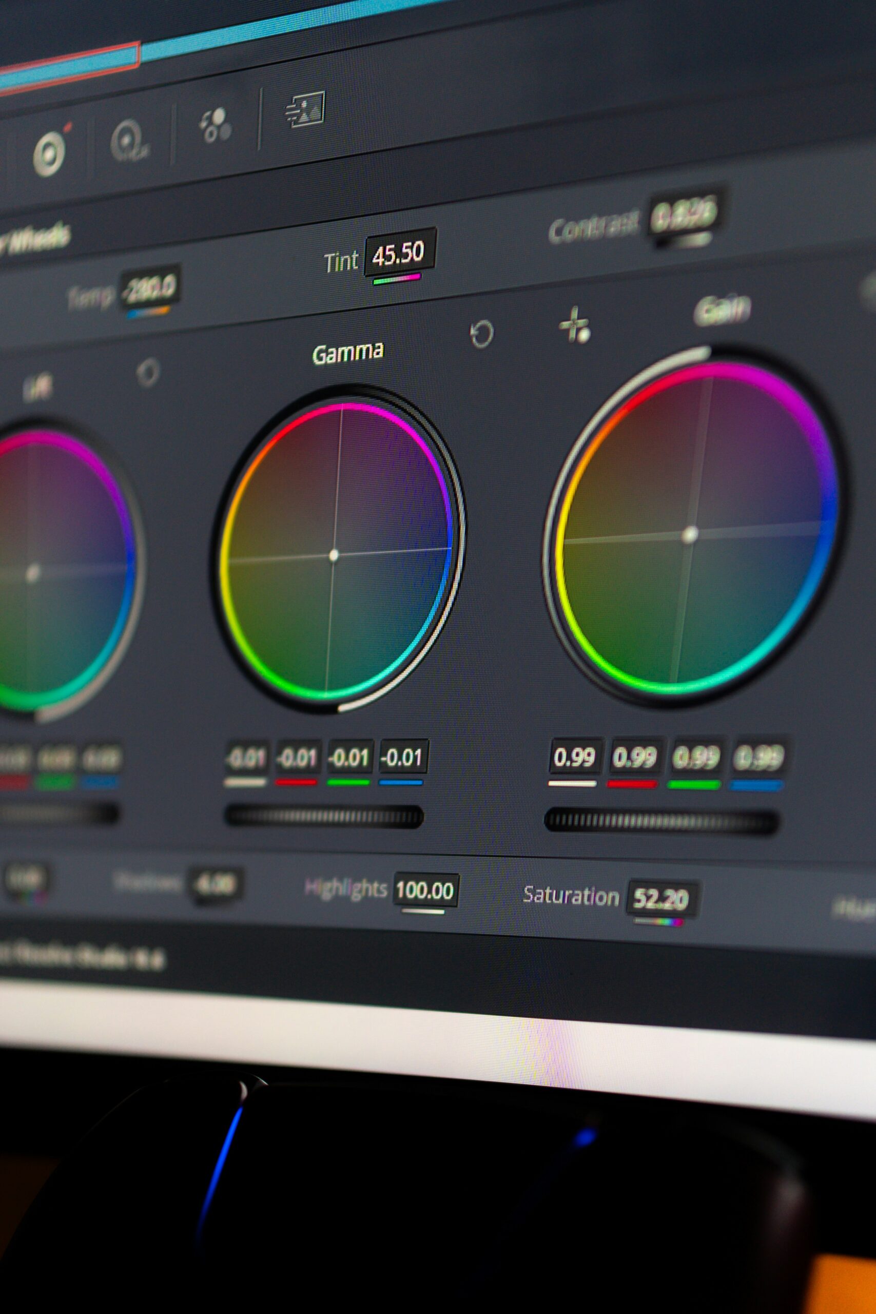 Cálculo e ajuste de cor em painel com Color Wheels no programa de edição DaVinci Resolve